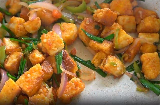 最近很火的剩饅頭做法,加點配菜,飯店賣20一盤,在家成本才3元