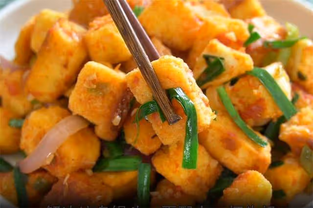 最近很火的剩饅頭做法,加點配菜,飯店賣20一盤,在家成本才3元