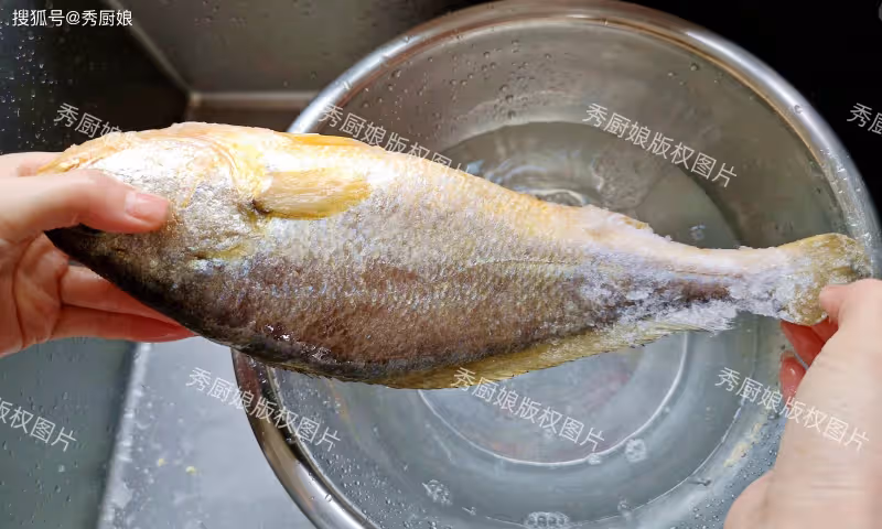 解凍魚,不要直接用清水泡!教您一招,10分鐘解凍,跟鮮魚一樣鮮