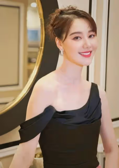 知名女主持人王冠官宣結婚!露出甜蜜的微笑