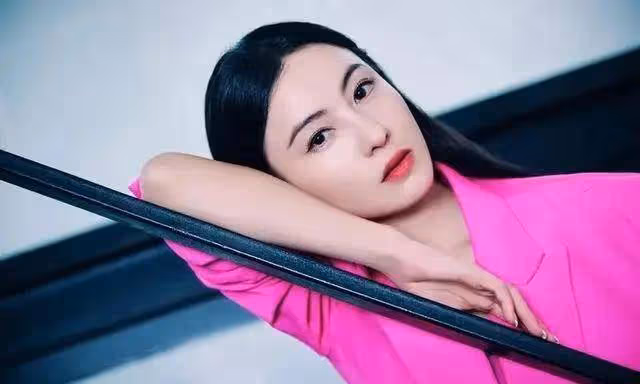 張柏芝慘遭劉曉慶等人炮轟!爾冬升:有反骨沒義氣