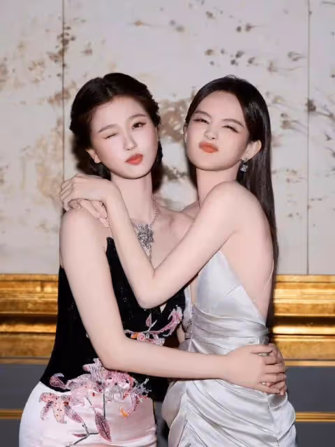 虞書欣李一桐同框都露出事業線!她們膚白貌美太性感撩人