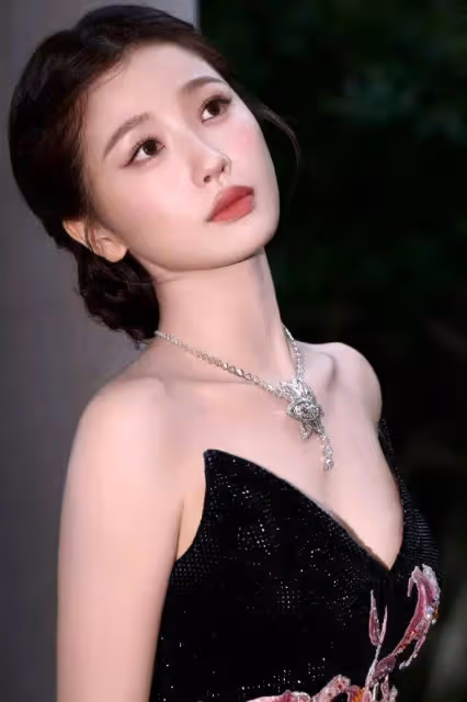 虞書欣李一桐同框都露出事業線!她們膚白貌美太性感撩人