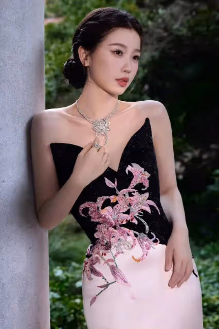 虞書欣李一桐同框都露出事業線!她們膚白貌美太性感撩人