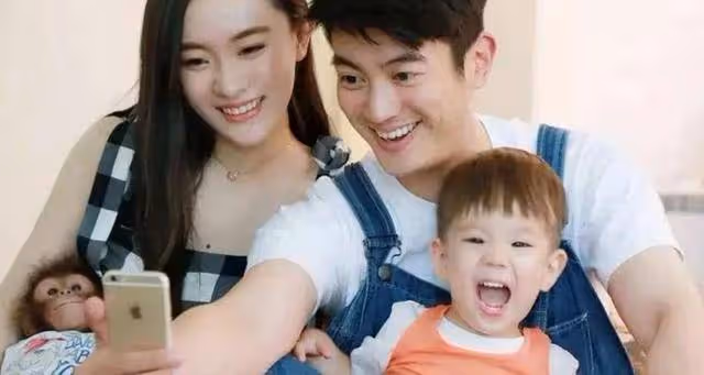 44歲霍思燕近照曝光，微胖身材成極品，女人微胖魅力無限