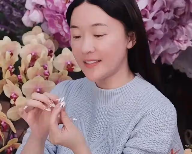 44歲霍思燕近照曝光，微胖身材成極品，女人微胖魅力無限