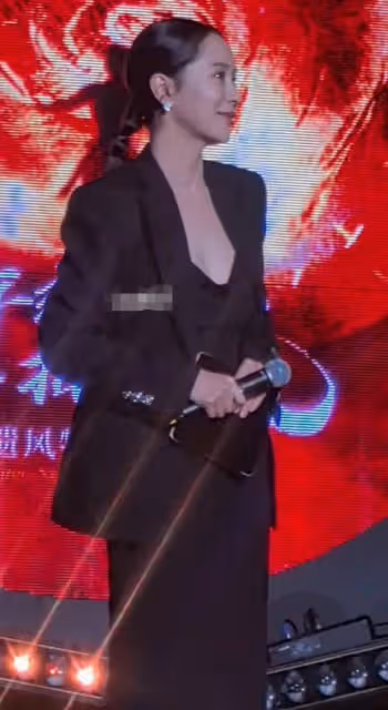 海清現身參加活動，黑色西裝搭配長裙氣質超好，近照顏值很抗打