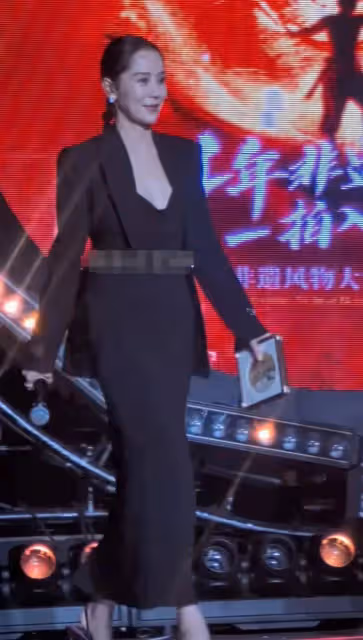 海清現身參加活動，黑色西裝搭配長裙氣質超好，近照顏值很抗打