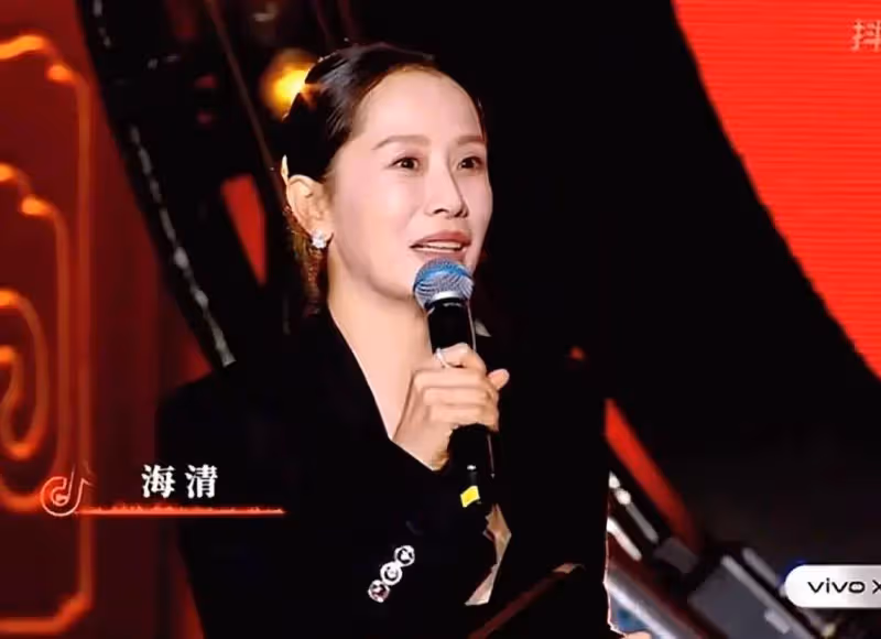 海清現身參加活動，黑色西裝搭配長裙氣質超好，近照顏值很抗打