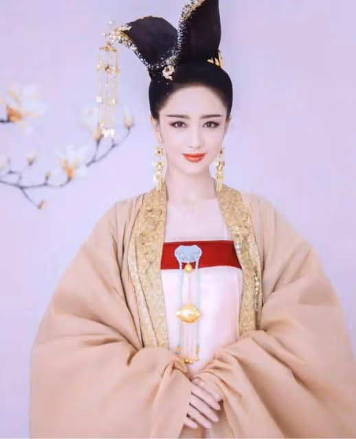 佟麗婭PK哈尼克孜，同穿漢服一個妖艷，一個魅惑眾生，新疆人穿漢服就服她倆！