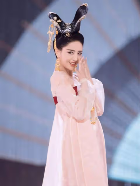佟麗婭PK哈尼克孜，同穿漢服一個妖艷，一個魅惑眾生，新疆人穿漢服就服她倆！