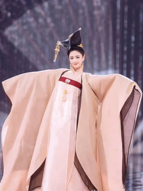 佟麗婭PK哈尼克孜，同穿漢服一個妖艷，一個魅惑眾生，新疆人穿漢服就服她倆！