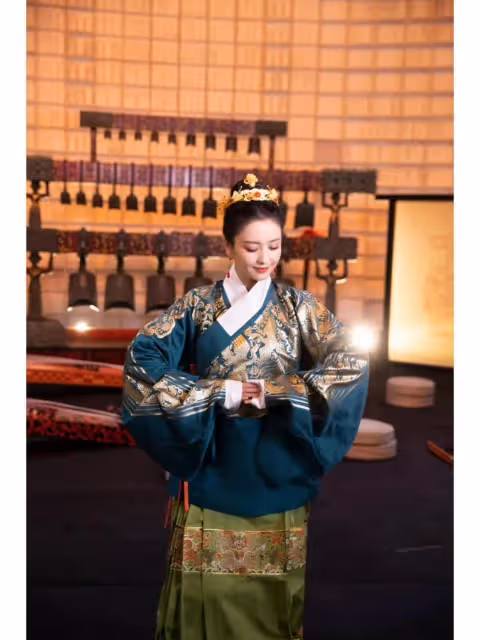 佟麗婭PK哈尼克孜，同穿漢服一個妖艷，一個魅惑眾生，新疆人穿漢服就服她倆！