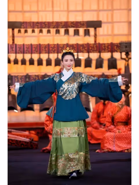 佟麗婭PK哈尼克孜，同穿漢服一個妖艷，一個魅惑眾生，新疆人穿漢服就服她倆！