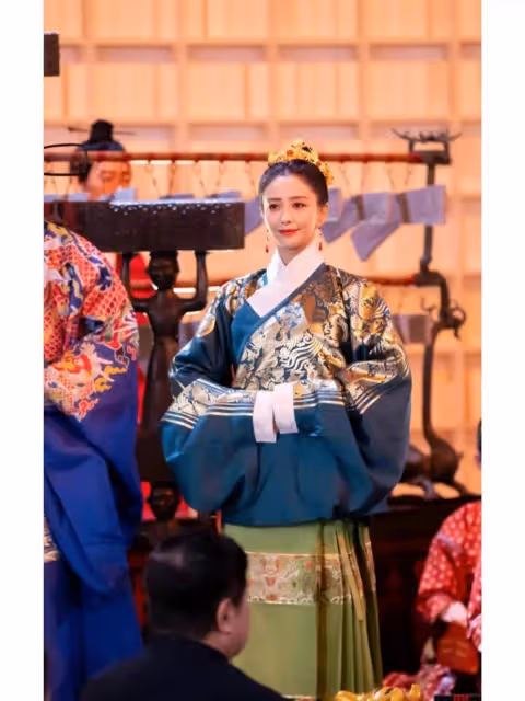 佟麗婭PK哈尼克孜，同穿漢服一個妖艷，一個魅惑眾生，新疆人穿漢服就服她倆！