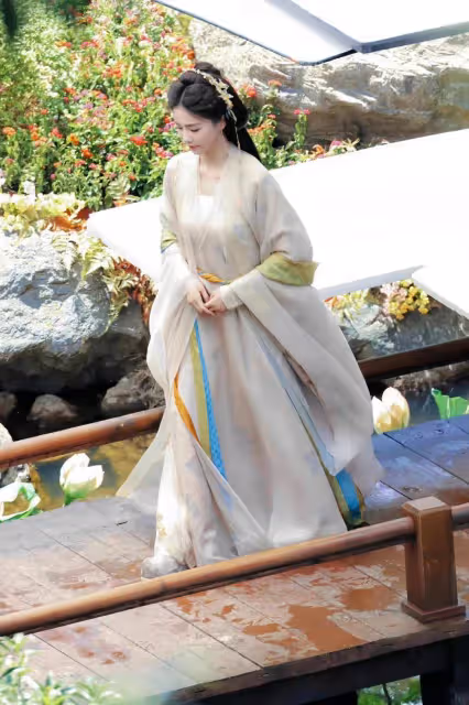 鞠婧禕、白鹿穿漢服！備受寵愛二小姐和端莊優雅大小姐，愛豆和演員清晰明了！