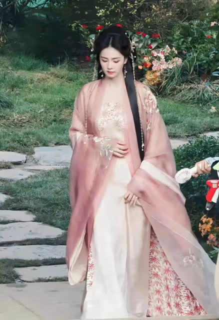 鞠婧禕、白鹿穿漢服！備受寵愛二小姐和端莊優雅大小姐，愛豆和演員清晰明了！