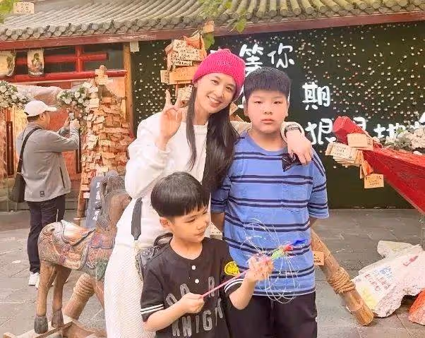 楊子坑過16歲的楊紫,21歲的穎兒,只有黃聖依人到中年還在坑裡