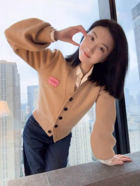 景甜曬居家生活美照,窗邊自拍甜美比心少女感十足