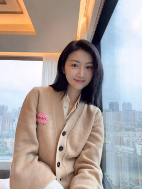 景甜曬居家生活美照,窗邊自拍甜美比心少女感十足