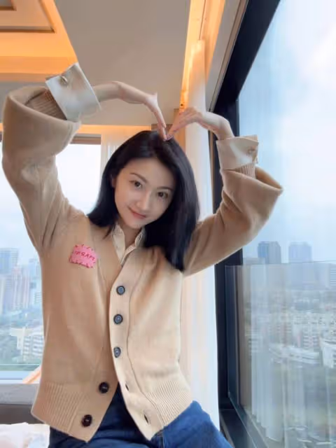 景甜曬居家生活美照,窗邊自拍甜美比心少女感十足