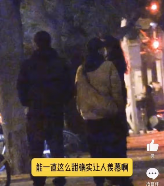 夏雨袁泉與好友聚餐,夫妻倆一路摟肩感情恩愛
