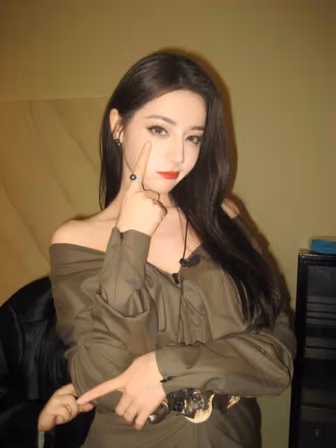 迪麗熱巴化身俏皮拽酷girl,小露香肩紅唇嫵媚迷人