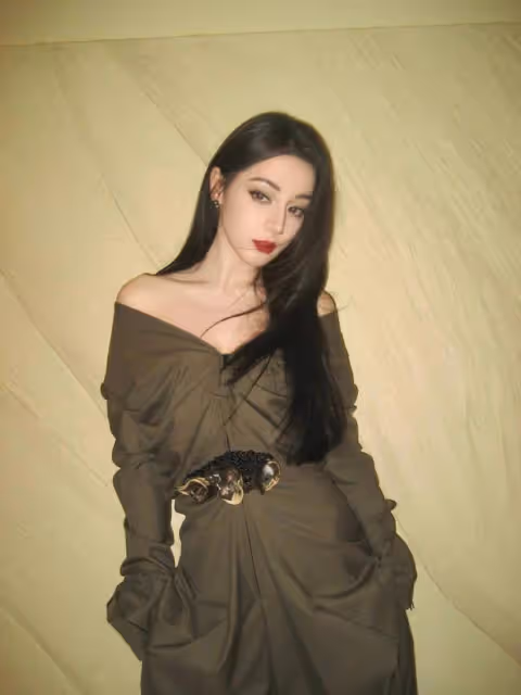 迪麗熱巴化身俏皮拽酷girl,小露香肩紅唇嫵媚迷人