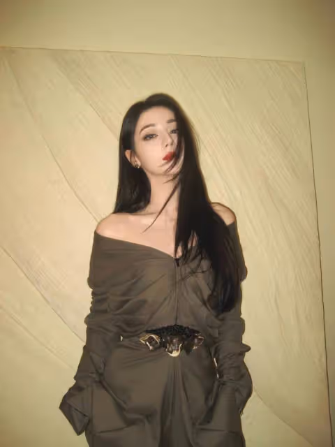 迪麗熱巴化身俏皮拽酷girl,小露香肩紅唇嫵媚迷人