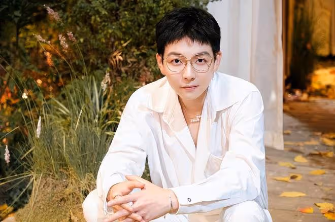 胡夏凌晨瘋狂刪微博,盲盒烏龍事件展現真我風采,網友熱議不斷