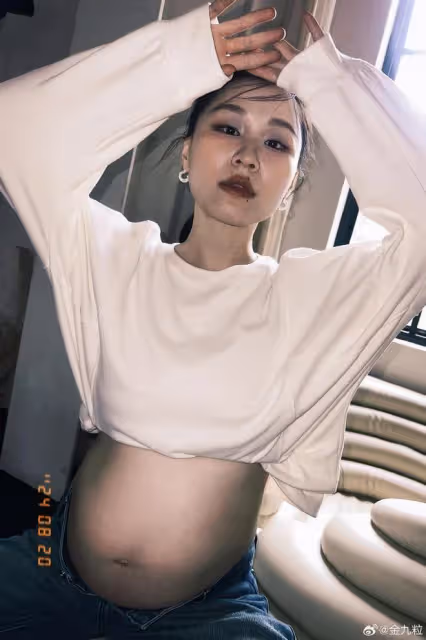 金靖生了!曬月子照宣傳虞書欣新劇,抱玩具娃娃搞怪產後狀態超好