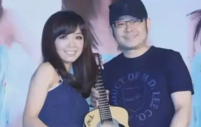 丟下剛出生40天的女兒,與富商私奔的刀郎前妻,如今可曾後悔過?