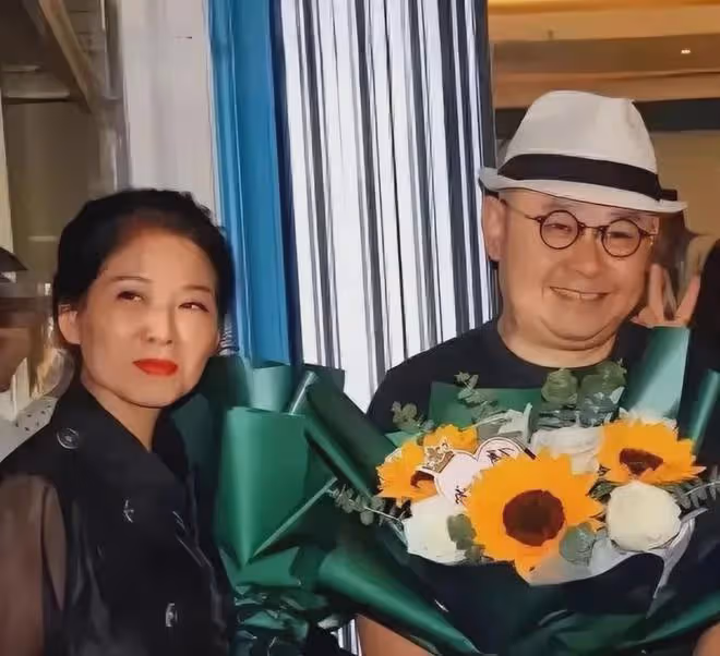 丟下剛出生40天的女兒,與富商私奔的刀郎前妻,如今可曾後悔過?