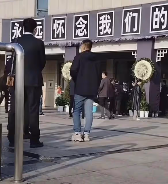 顧國寧南京追悼會非常隆重：多位央視主持送行，媳婦殯儀館守靈