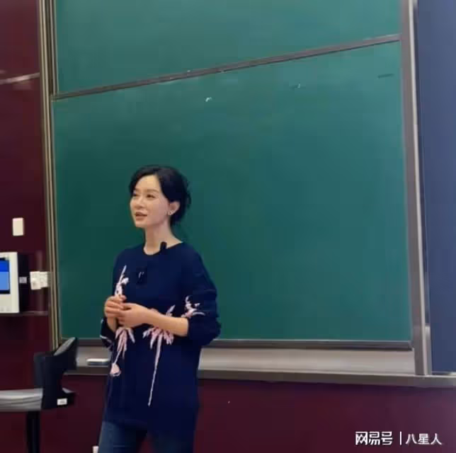 47歲陳數在中戲上課!臉上難掩歲月的痕跡,精神氣質卻遠超同齡人