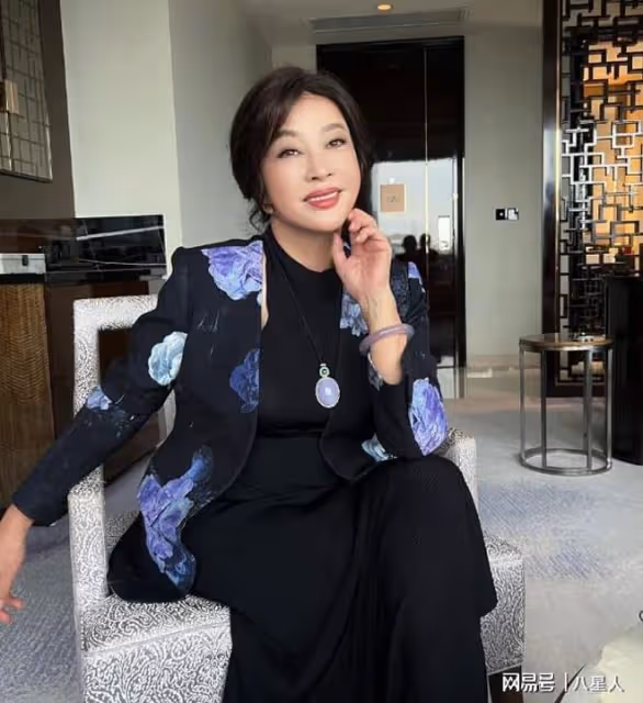 劉曉慶被曝仍未離婚!87歲富商老公仍愛著她,在北京家中為其慶生