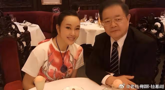 劉曉慶被曝仍未離婚！87歲富商老公仍愛著她，在北京家中為其慶生