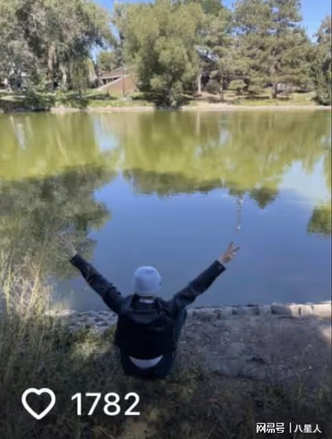 鄭爽窮困潦倒!罕見分享在美日常,和父母逛公園,爽媽毛衣穿到起球