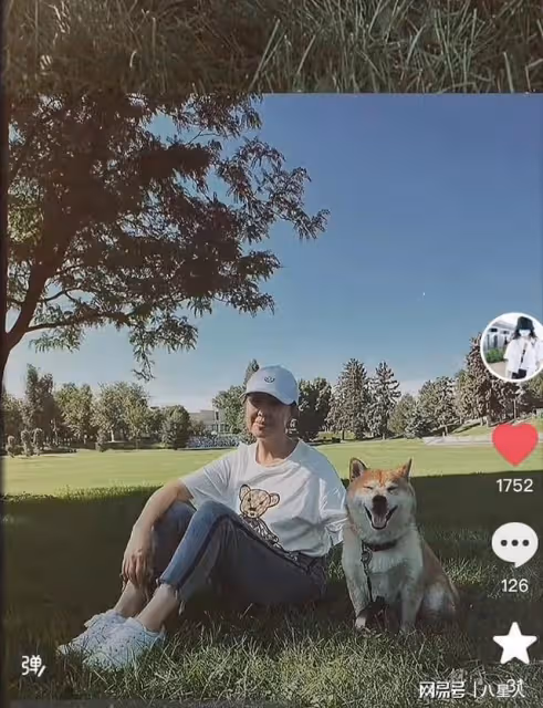 鄭爽窮困潦倒!罕見分享在美日常,和父母逛公園,爽媽毛衣穿到起球