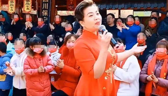 民歌皇后張也：56歲未婚未育，與男閨蜜相伴多年，不結婚也幸福