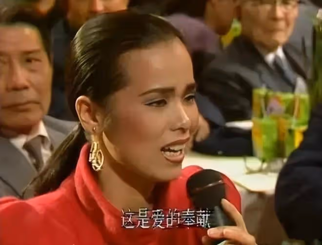 傳奇歌后韋唯現狀：定居北京，家暴男成過去式，三個兒子讓人羨慕