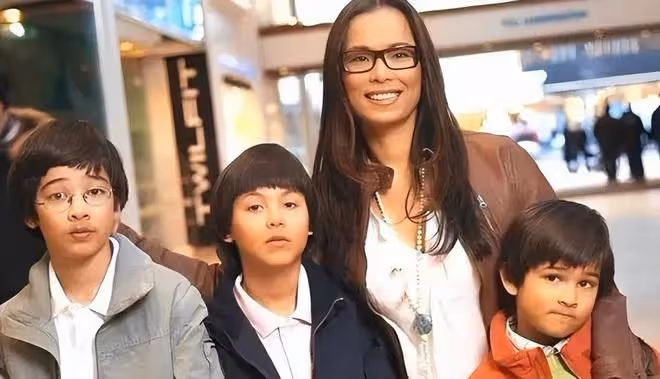 傳奇歌后韋唯現狀：定居北京，家暴男成過去式，三個兒子讓人羨慕
