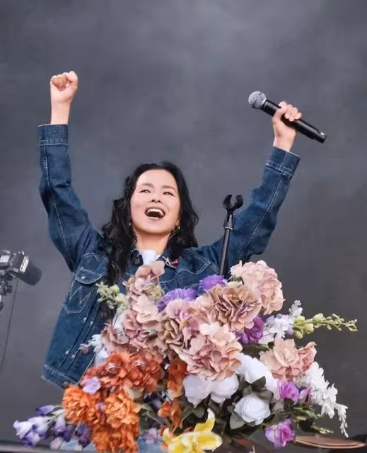 傳奇歌后韋唯現狀：定居北京，家暴男成過去式，三個兒子讓人羨慕