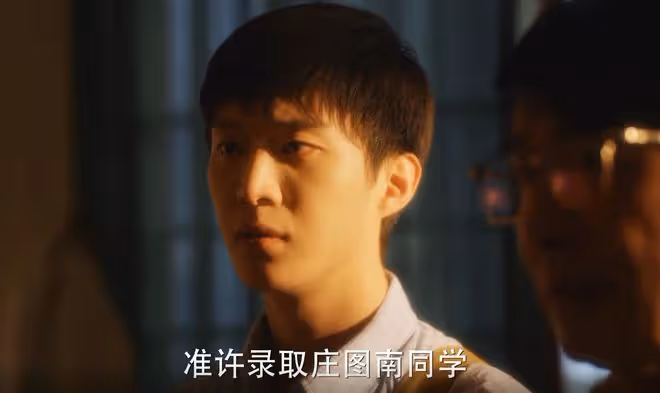 《小巷人家》大結局:直到莊超英和父母反目,才明白,黃玲原諒他