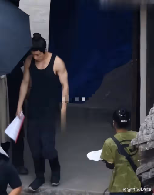 肖戰拍戲秀超狂手臂肌肉,帥到沒天理,新劇演腹黑搭檔李沁