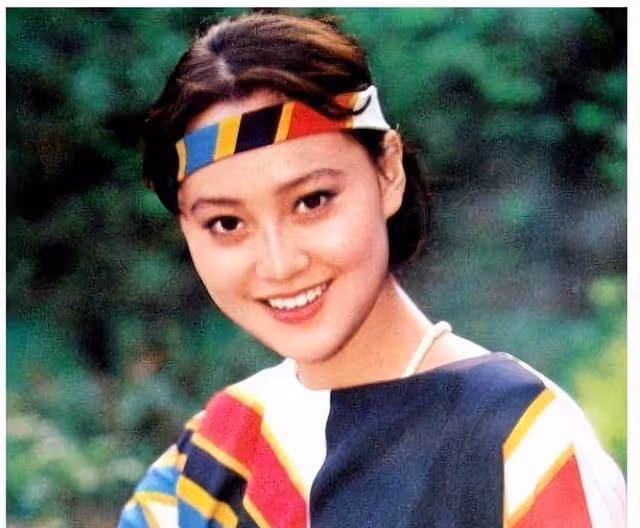 拋棄病夫插足導演家庭,55歲攀上富豪,三金影后的上位史太精彩