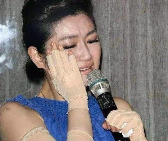 任家萱和家人共慶43歲生日,疑備孕身材再發福,體重快飆到150斤