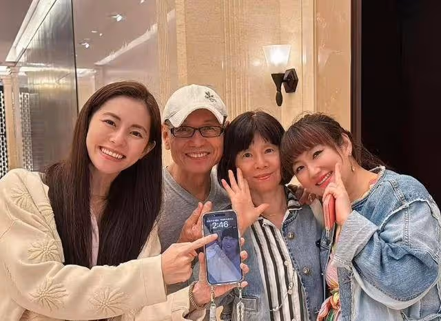 任家萱和家人共慶43歲生日,疑備孕身材再發福,體重快飆到150斤