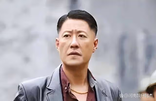 兩人因戲生情,婚後6年生3胎,丈夫片約不斷,稱為「螢幕硬漢」