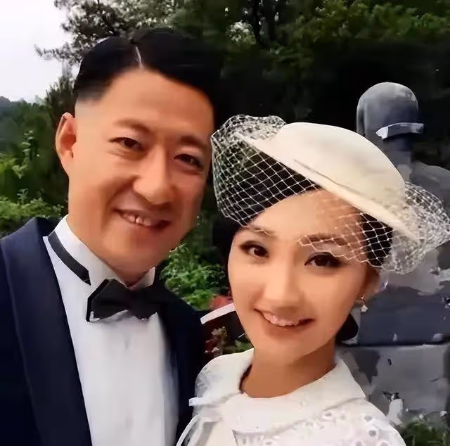 兩人因戲生情,婚後6年生3胎,丈夫片約不斷,稱為「螢幕硬漢」